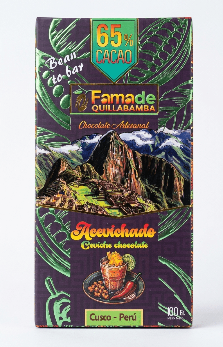 Productora artesanal de Quillabamba sosteniendo Chocolate Acevichado 65% Cacao | Barra Artesanal 100g, Fama de Quillabamba
